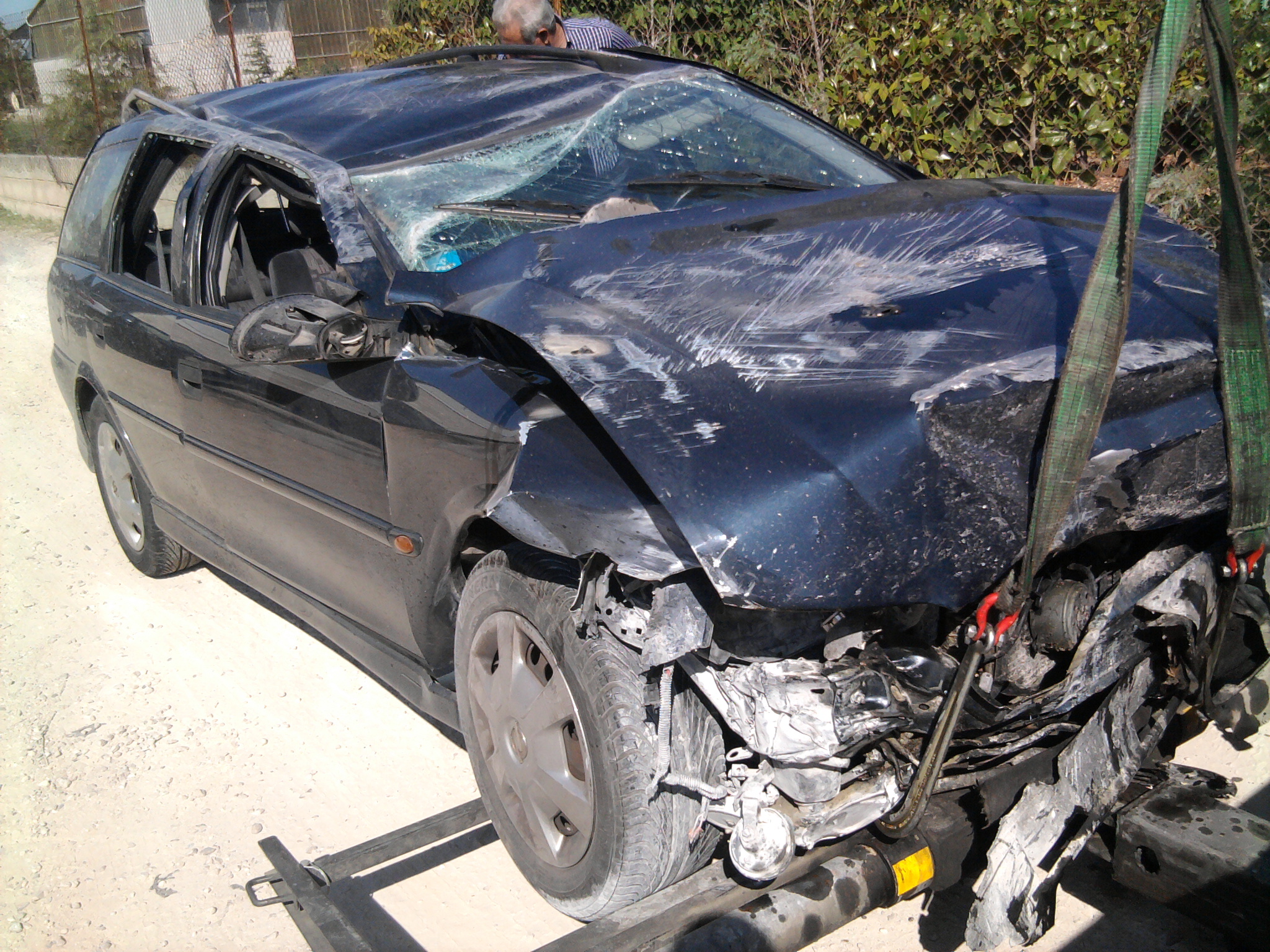 Un coche con graves daños por accidente.