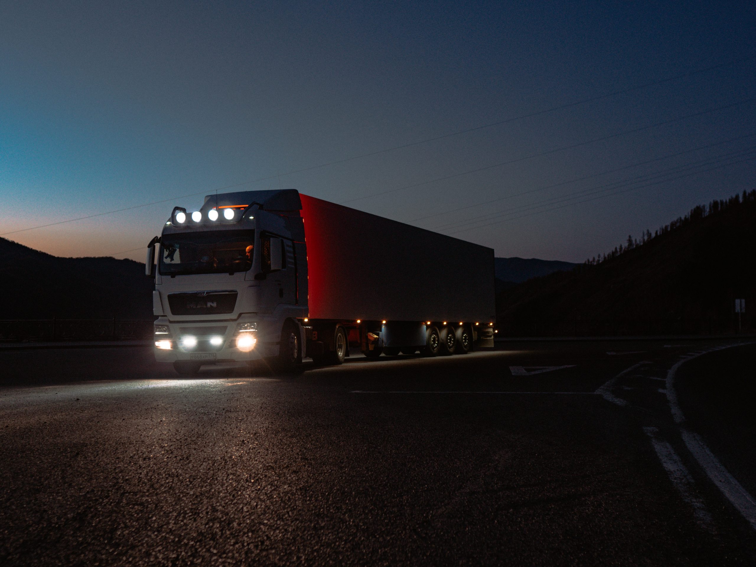 camión conduciendo por la carretera por la noche