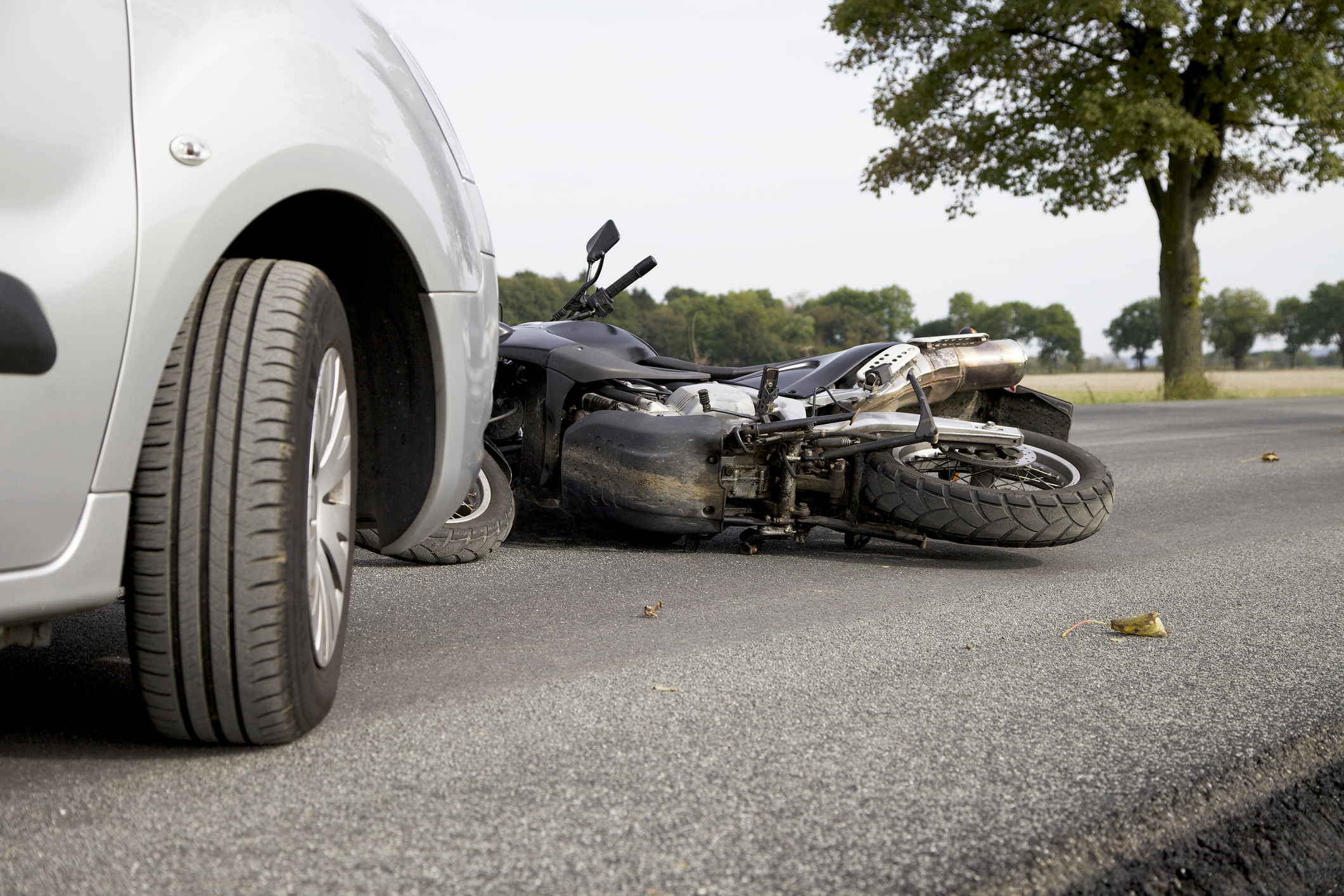 Accidente de moto en la carretera con un coche